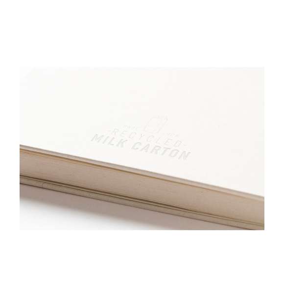 Libreta de anillas doble metálicas A5 con tapas duras fabricado a partir de cartones de leche reciclados. Interior con 80 hojas color natural a una raya microperforadas y elástico de cierre en color natural. Logotipo Recycled Milk Carton en contra portada y presentada en bolsa individual reciclada.Los cartones de leche se componen en su mayor parte de cartón y aluminio. Durante su proceso de reciclado, se separan los distintos materiales del envase para su reutilización y nuevo uso, contribuyendo así a recorrer el camino infinito de la economía circular. Este material se caracteriza por su alto grado de reciclabilidad, así como por su ligereza y resistencia.