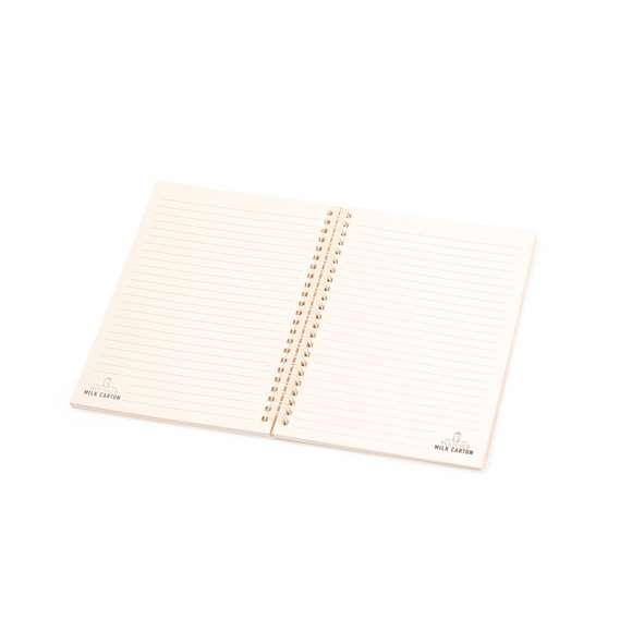 Libreta de anillas doble metálicas A5 con tapas duras fabricado a partir de cartones de leche reciclados. Interior con 80 hojas color natural a una raya microperforadas y elástico de cierre en color natural. Logotipo Recycled Milk Carton en contra portada y presentada en bolsa individual reciclada.Los cartones de leche se componen en su mayor parte de cartón y aluminio. Durante su proceso de reciclado, se separan los distintos materiales del envase para su reutilización y nuevo uso, contribuyendo así a recorrer el camino infinito de la economía circular. Este material se caracteriza por su alto grado de reciclabilidad, así como por su ligereza y resistencia.