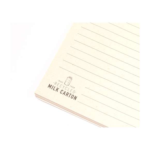 Libreta de anillas doble metálicas A5 con tapas duras fabricado a partir de cartones de leche reciclados. Interior con 80 hojas color natural a una raya microperforadas y elástico de cierre en color natural. Logotipo Recycled Milk Carton en contra portada y presentada en bolsa individual reciclada.Los cartones de leche se componen en su mayor parte de cartón y aluminio. Durante su proceso de reciclado, se separan los distintos materiales del envase para su reutilización y nuevo uso, contribuyendo así a recorrer el camino infinito de la economía circular. Este material se caracteriza por su alto grado de reciclabilidad, así como por su ligereza y resistencia.