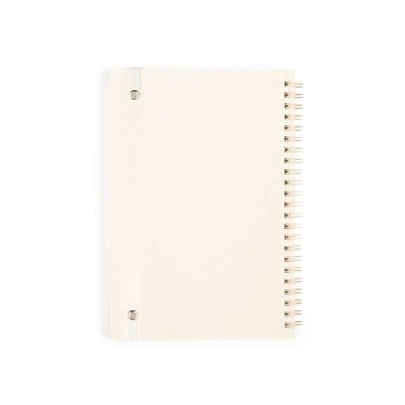 Libreta de anillas doble metálicas A5 con tapas duras fabricado a partir de cartones de leche reciclados. Interior con 80 hojas color natural a una raya microperforadas y elástico de cierre en color natural. Logotipo Recycled Milk Carton en contra portada y presentada en bolsa individual reciclada.Los cartones de leche se componen en su mayor parte de cartón y aluminio. Durante su proceso de reciclado, se separan los distintos materiales del envase para su reutilización y nuevo uso, contribuyendo así a recorrer el camino infinito de la economía circular. Este material se caracteriza por su alto grado de reciclabilidad, así como por su ligereza y resistencia.