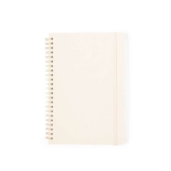 Libreta de anillas doble metálicas A5 con tapas duras fabricado a partir de cartones de leche reciclados. Interior con 80 hojas color natural a una raya microperforadas y elástico de cierre en color natural. Logotipo Recycled Milk Carton en contra portada y presentada en bolsa individual reciclada.Los cartones de leche se componen en su mayor parte de cartón y aluminio. Durante su proceso de reciclado, se separan los distintos materiales del envase para su reutilización y nuevo uso, contribuyendo así a recorrer el camino infinito de la economía circular. Este material se caracteriza por su alto grado de reciclabilidad, así como por su ligereza y resistencia.