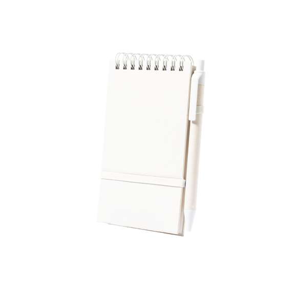 Libreta de tapas duras fabricada a partir de cartones de leche reciclados. Con 80 hojas de disposición a una raya, elástico de sujeción a juego y soporte para bolígrafo. Además, incluye bolígrafo fabricado a juego, con mecanismo pulsador y en tinta azul. Logotipo Recycled Milk Cartón en la esquina de las hojas, contraportada y bolígrafo. Presentada en bolsa individual reciclada.Los cartones de leche se componen en su mayor parte de cartón y aluminio. Durante su proceso de reciclado, se separan los distintos materiales del envase para su reutilización y nuevo uso, contribuyendo así a recorrer el camino infinito de la economía circular. Este material se caracteriza por su alto grado de reciclabilidad, así como por su ligereza y resistencia.