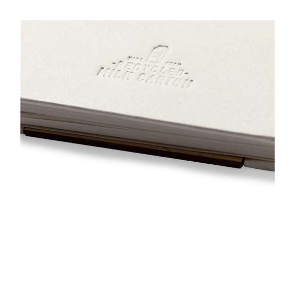 Libreta de tapas duras fabricada a partir de cartones de leche reciclados. Con 80 hojas de disposición a una raya, elástico de sujeción a juego y soporte para bolígrafo. Además, incluye bolígrafo fabricado a juego, con mecanismo pulsador y en tinta azul. Logotipo Recycled Milk Cartón en la esquina de las hojas, contraportada y bolígrafo. Presentada en bolsa individual reciclada.Los cartones de leche se componen en su mayor parte de cartón y aluminio. Durante su proceso de reciclado, se separan los distintos materiales del envase para su reutilización y nuevo uso, contribuyendo así a recorrer el camino infinito de la economía circular. Este material se caracteriza por su alto grado de reciclabilidad, así como por su ligereza y resistencia.