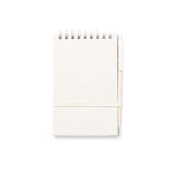 Libreta de tapas duras fabricada a partir de cartones de leche reciclados. Con 80 hojas de disposición a una raya, elástico de sujeción a juego y soporte para bolígrafo. Además, incluye bolígrafo fabricado a juego, con mecanismo pulsador y en tinta azul. Logotipo Recycled Milk Cartón en la esquina de las hojas, contraportada y bolígrafo. Presentada en bolsa individual reciclada.Los cartones de leche se componen en su mayor parte de cartón y aluminio. Durante su proceso de reciclado, se separan los distintos materiales del envase para su reutilización y nuevo uso, contribuyendo así a recorrer el camino infinito de la economía circular. Este material se caracteriza por su alto grado de reciclabilidad, así como por su ligereza y resistencia.