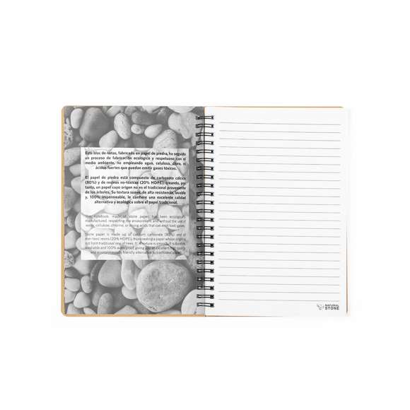 Libreta de anillas dobles metálicas con tapas blandas de cartón con hojas fabricadas a partir de extractos de piedra. Contiene 70 hojas color blanco y disposición a una raya, de elegante acabado de color natural. Logotipo Natural Stone en cada hoja. Incluye hoja interior en la que se explica el proceso de fabricación a partir de extractos de piedra.El material usado en la elaboración de la libreta es 100% reciclable y libre de cloro, con propiedades impermeables, altamente resistente y lavable, convirtiéndose así en una alternativa ecológica y sostenible frente al papel convencional, cuyo origen no es el tradicional ni proviene de los árboles.