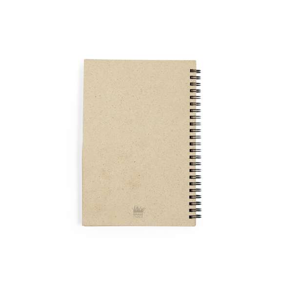 Libreta de anillas dobles A5 con tapas duras fabricadas a partir de hierbas recicladas. 80 hojas con disposición a una raya, de acabado kraft. Logotipo Grass Paper en hojas y contraportada. Presentado en una bolsa individual. El papel de hierba es una alternativa perfecta que garantiza la sostenibilidad en su proceso de fabricación, reduciendo el impacto medioambiental debido al rápido crecimiento y a la baja demanda de recursos necesarios para cultivarlo. Además en su elaboración se combina un 50% de base de hierba con otros elementos ecológicos, como madera reciclada.