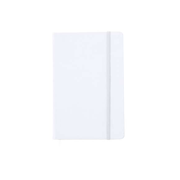 Bloc de notas con tapas rígidas elaboradas con RPET 600D. Con portada y contraportada en blanco, de 100 páginas en lisas, con banda elástica y marcapáginas en variados y vivos colores. Especialmente diseñado para marcaje a todo en sublimación. Con logotipo RPET en contraportada. Presentado en bolsa individual. El material RPET se elabora a partir de plástico reciclado, para así fomentar la reutilización de residuos plásticos y ayudar a la sostenibilidad del planeta.
