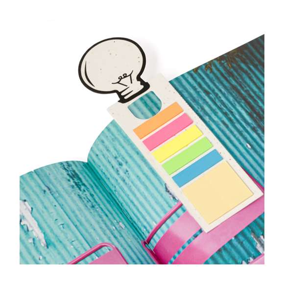 Original marcapáginas fabricado en papel con semillas, con un diseño distintivo de bombilla en la parte superior. Además, cuenta con notas adhesivas en diversas formas y colores: 15 notas adhesivas de 4x4,5 cm en tono amarillo y 75 mininotas de 1,2x4,5 cm en cinco colores diferentes. El papel incluye semillas de petunia, convirtiéndolo en papel plantable al final de su vida útil. Incluye instrucciones de plantado en la cubierta trasera y se presenta en una bolsa individual de papel reciclado.