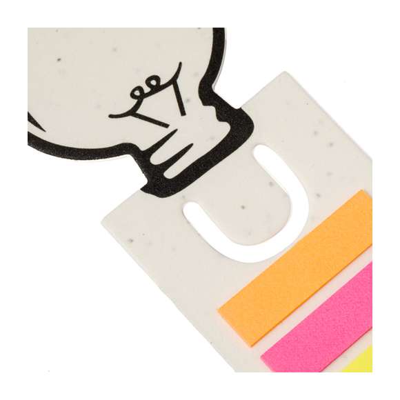 Original marcapáginas fabricado en papel con semillas, con un diseño distintivo de bombilla en la parte superior. Además, cuenta con notas adhesivas en diversas formas y colores: 15 notas adhesivas de 4x4,5 cm en tono amarillo y 75 mininotas de 1,2x4,5 cm en cinco colores diferentes. El papel incluye semillas de petunia, convirtiéndolo en papel plantable al final de su vida útil. Incluye instrucciones de plantado en la cubierta trasera y se presenta en una bolsa individual de papel reciclado.