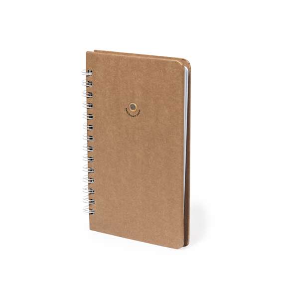 Libreta de semillas, con anillas y tapas rígidas, fabricada en resistente cartón reciclado. Incluye 80 hojas interiores, con disposición a una raya en papel reciclado. Además, en la portada contiene una cápsula con semillas de flores silvestres, en colores surtidos y con instrucciones de plantado en la cubierta trasera.El cartón reciclado proviene del reaprovechamiento de excedente de fabricaciones y reciclaje de papel en el final de su vida útil, convirtiéndose en un lienzo ecológico y sostenible.