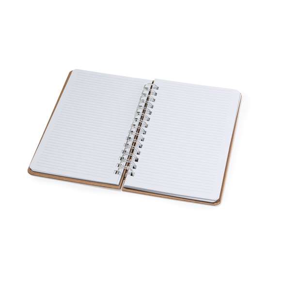 Libreta de semillas, con anillas y tapas rígidas, fabricada en resistente cartón reciclado. Incluye 80 hojas interiores, con disposición a una raya en papel reciclado. Además, en la portada contiene una cápsula con semillas de flores silvestres, en colores surtidos y con instrucciones de plantado en la cubierta trasera.El cartón reciclado proviene del reaprovechamiento de excedente de fabricaciones y reciclaje de papel en el final de su vida útil, convirtiéndose en un lienzo ecológico y sostenible.