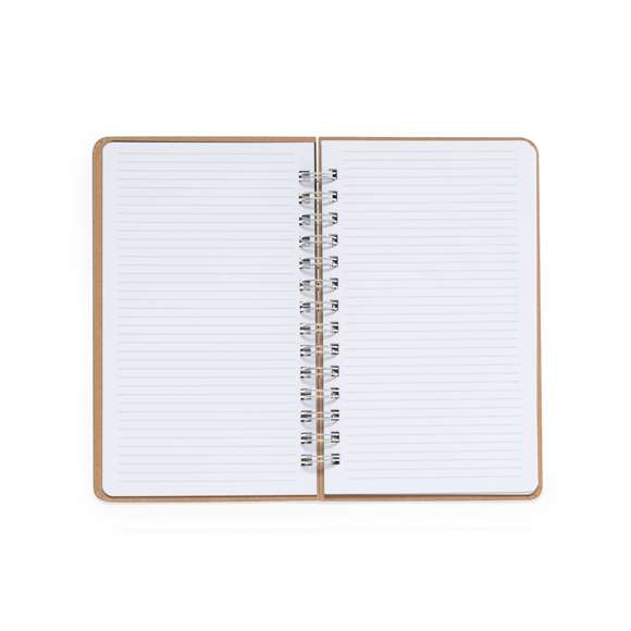Libreta de semillas, con anillas y tapas rígidas, fabricada en resistente cartón reciclado. Incluye 80 hojas interiores, con disposición a una raya en papel reciclado. Además, en la portada contiene una cápsula con semillas de flores silvestres, en colores surtidos y con instrucciones de plantado en la cubierta trasera.El cartón reciclado proviene del reaprovechamiento de excedente de fabricaciones y reciclaje de papel en el final de su vida útil, convirtiéndose en un lienzo ecológico y sostenible.