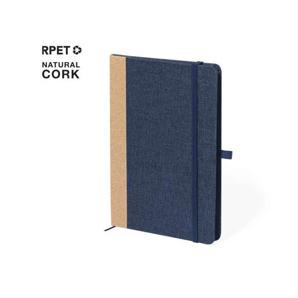 Bloc de notas con tapas rígidas fabricadas en RPET, con el lomo en corcho. Incluye interior con 80 hojas lisas, marcapáginas, elástico de cierre y soporte para bolígrafo a juego. logotipo RPET en contraportada y disponible en elegantes colores. Presentado en una bolsa individual de papel reciclado.El material RPET se elabora a partir de plástico reciclado, para así fomentar la reutilización de residuos plásticos y ayudar a la sostenibilidad del planeta.
