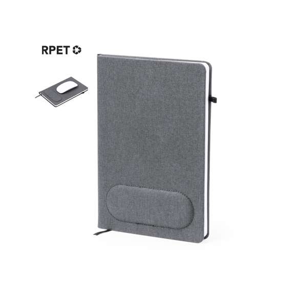 Libreta alfombrilla elaborada en RPET 300D con tapas rígidas. Destaca por su original soporte en la portada con forma ergonómica para la muñeca y así poder usarse como alfombrilla de ratón. Incluye marcapáginas y un soporte para bolígrafo a juego. Contiene 100 hojas interiores lisas y está disponible en un elegante color gris. Con logotipo RPET en contraportada y presentada en bolsa individual reciclada.El material RPET se elabora a partir de plástico reciclado, para así fomentar la reutilización de residuos plásticos y ayudar a la sostenibilidad del planeta.