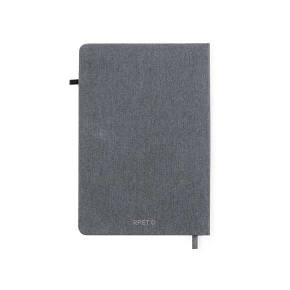 Libreta alfombrilla elaborada en RPET 300D con tapas rígidas. Destaca por su original soporte en la portada con forma ergonómica para la muñeca y así poder usarse como alfombrilla de ratón. Incluye marcapáginas y un soporte para bolígrafo a juego. Contiene 100 hojas interiores lisas y está disponible en un elegante color gris. Con logotipo RPET en contraportada y presentada en bolsa individual reciclada.El material RPET se elabora a partir de plástico reciclado, para así fomentar la reutilización de residuos plásticos y ayudar a la sostenibilidad del planeta.