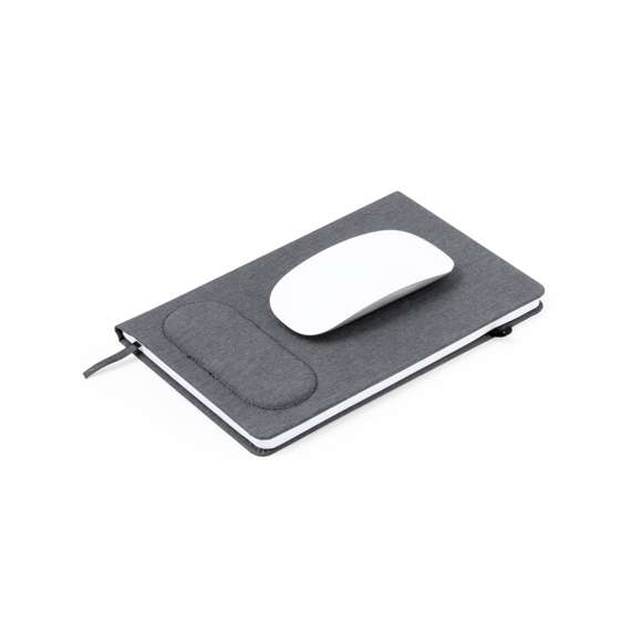 Libreta alfombrilla elaborada en RPET 300D con tapas rígidas. Destaca por su original soporte en la portada con forma ergonómica para la muñeca y así poder usarse como alfombrilla de ratón. Incluye marcapáginas y un soporte para bolígrafo a juego. Contiene 100 hojas interiores lisas y está disponible en un elegante color gris. Con logotipo RPET en contraportada y presentada en bolsa individual reciclada.El material RPET se elabora a partir de plástico reciclado, para así fomentar la reutilización de residuos plásticos y ayudar a la sostenibilidad del planeta.