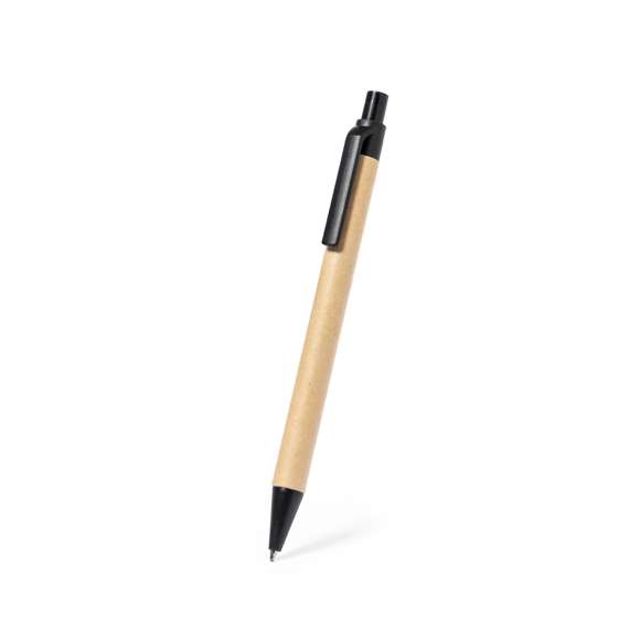 Set de libreta y bolígrafo confeccionado en corcho y cartón reciclado. La libreta de anillas destaca por sus tapas rígidas en corcho natural, con 80 hojas de disposición a una raya. Incluye bolígrafo de mecanismo pulsador con cuerpo fabricado en cartón reciclado y en tinta azul. Presentado en bolsa de papel reciclado. Elaborado con elementos vegetales para así fomentar la utilización de materias primas naturales y reducir las emisiones contaminantes.