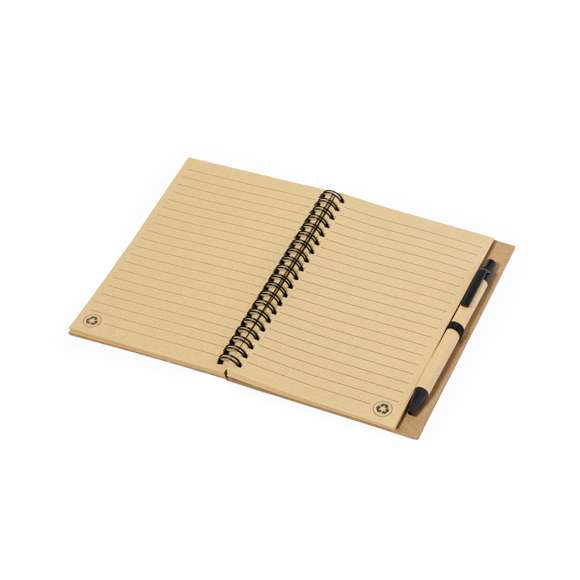 Set de libreta y bolígrafo confeccionado en corcho y cartón reciclado. La libreta de anillas destaca por sus tapas rígidas en corcho natural, con 80 hojas de disposición a una raya. Incluye bolígrafo de mecanismo pulsador con cuerpo fabricado en cartón reciclado y en tinta azul. Presentado en bolsa de papel reciclado. Elaborado con elementos vegetales para así fomentar la utilización de materias primas naturales y reducir las emisiones contaminantes.
