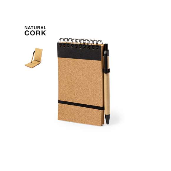 Set de libreta y bolígrafo fabricado en corcho y cartón reciclado. Incluye libreta de anillas con tapas rígidas en corcho natural, con 80 hojas de disposición a una raya. Incluye bolígrafo de mecanismo pulsador con cuerpo fabricado en cartón reciclado y en tinta azul. Presentado en bolsa de papel reciclado. Elaborado con elementos vegetales para así fomentar la utilización de materias primas naturales y reducir las emisiones contaminantes.