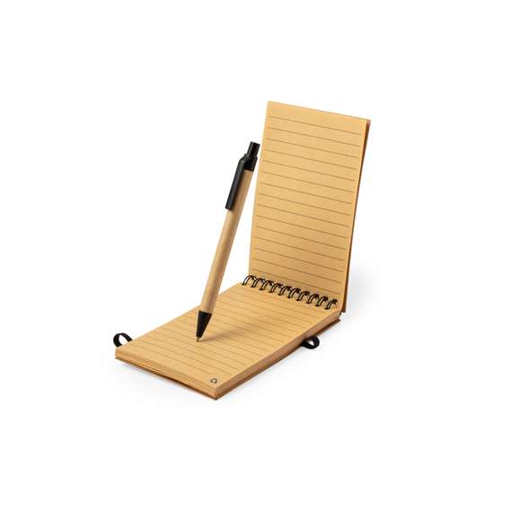 Set de libreta y bolígrafo fabricado en corcho y cartón reciclado. Incluye libreta de anillas con tapas rígidas en corcho natural, con 80 hojas de disposición a una raya. Incluye bolígrafo de mecanismo pulsador con cuerpo fabricado en cartón reciclado y en tinta azul. Presentado en bolsa de papel reciclado. Elaborado con elementos vegetales para así fomentar la utilización de materias primas naturales y reducir las emisiones contaminantes.