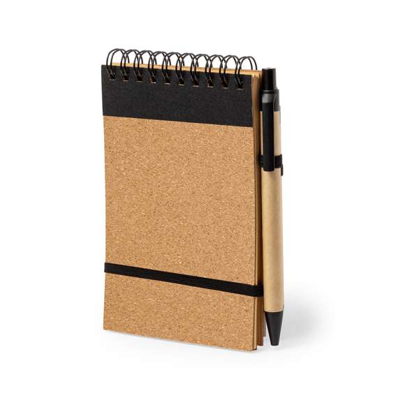 Set de libreta y bolígrafo fabricado en corcho y cartón reciclado. Incluye libreta de anillas con tapas rígidas en corcho natural, con 80 hojas de disposición a una raya. Incluye bolígrafo de mecanismo pulsador con cuerpo fabricado en cartón reciclado y en tinta azul. Presentado en bolsa de papel reciclado. Elaborado con elementos vegetales para así fomentar la utilización de materias primas naturales y reducir las emisiones contaminantes.
