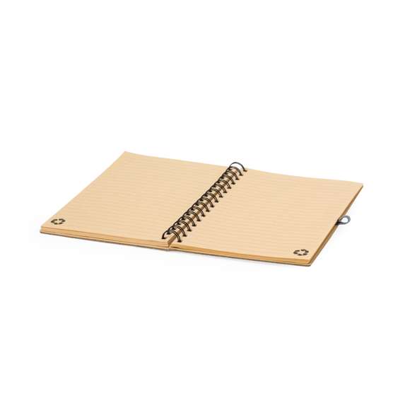 Libreta de anillas con tapas rígidas de bambú. Incluye 80 hojas con disposición a una raya de papel reciclado. Con cierre elástico, banda lateral, y soporte para bolígrafo a juego. Disponible en variada gama de colores, presentada individualmente en bolsa de papel reciclado. Materiales como el bambú fomentan la utilización de materias primas naturales, reduciendo las emisiones contaminantes. Proviene de una planta de gran resistencia y versatilidad, con crecimiento y regeneración rápidos, siendo una excelente alternativa al uso de madera tradicional.