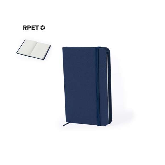 Bloc de notas con tapas rígidas en RPET 300D. Incluye 100 hojas con disposición a una raya, elástico de sujeción y marcapáginas de tela a juego. Disponible en amplia gama de colores. Logotipo RPET en parte trasera. Presentado individualmente en bolsa reciclada.El material RPET se elabora a partir de plástico reciclado, para así fomentar la reutilización de residuos plásticos y ayudar a la sostenibilidad del planeta.