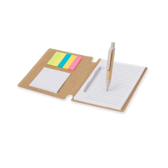 Bloc de notas elaborado en cartón reciclado. Incluye 70 hojas blancas con disposición a una raya, 15 notas adhesivas de 5x6,5 cm y 75 mininotas adhesivas de 1,2x4,5 cm en diversos colores. Además, cuenta con un bolígrafo fabricado en cartón reciclado y caña de trigo con mecanismo pulsador y tinta azul. Presentado individualmente en bolsa de papel. El cartón reciclado proviene del reaprovechamiento de excedente de fabricaciones y reciclaje de papel en el final de su vida útil, convirtiéndose en un lienzo ecológico y sostenible.