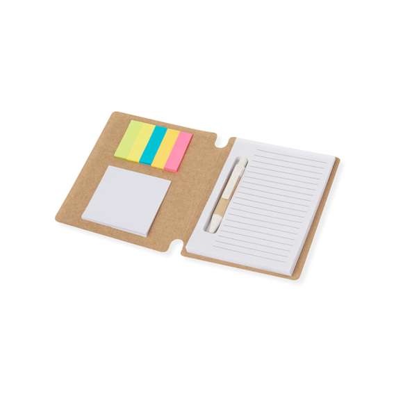 Bloc de notas elaborado en cartón reciclado. Incluye 70 hojas blancas con disposición a una raya, 15 notas adhesivas de 5x6,5 cm y 75 mininotas adhesivas de 1,2x4,5 cm en diversos colores. Además, cuenta con un bolígrafo fabricado en cartón reciclado y caña de trigo con mecanismo pulsador y tinta azul. Presentado individualmente en bolsa de papel. El cartón reciclado proviene del reaprovechamiento de excedente de fabricaciones y reciclaje de papel en el final de su vida útil, convirtiéndose en un lienzo ecológico y sostenible.
