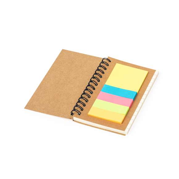 Bloc de notas con anillas y tapas blandas elaborado en cartón reciclado. Incluye 70 hojas blancas de disposición a una raya, 25 notas adhesivas de 4,5x5cm y 125 mininotas adhesivas de 1,5x5cm en variados colores. Presentado individualmente en bolsa de papel.El cartón reciclado proviene del reaprovechamiento de excedente de fabricaciones y reciclaje de papel en el final de su vida útil, convirtiéndose en un lienzo ecológico y sostenible.
