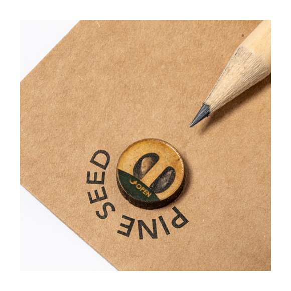 Práctico lápiz con semillas cilíndrico, fabricado en suave madera natural Presentado en un estuche de cartón reciclado que incluye una cápsula de semillas de pino. El cartón reciclado proviene del reaprovechamiento de excedente de fabricaciones y reciclaje de papel en el final de su vida útil, convirtiéndose en un lienzo ecológico y sostenible.