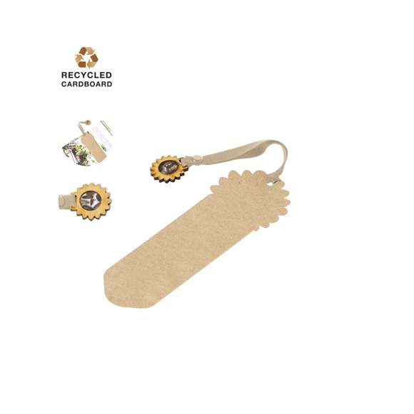 Práctico marcapáginas elaborado en cartón reciclado, con un diseño en forma de flecha y un cordón negro que facilita la búsqueda. En el extremo del cordón, incorpora una original cápsula con semillas de girasol.El cartón reciclado proviene del reaprovechamiento de excedente de fabricaciones y reciclaje de papel en el final de su vida útil, convirtiéndose en un lienzo ecológico y sostenible.