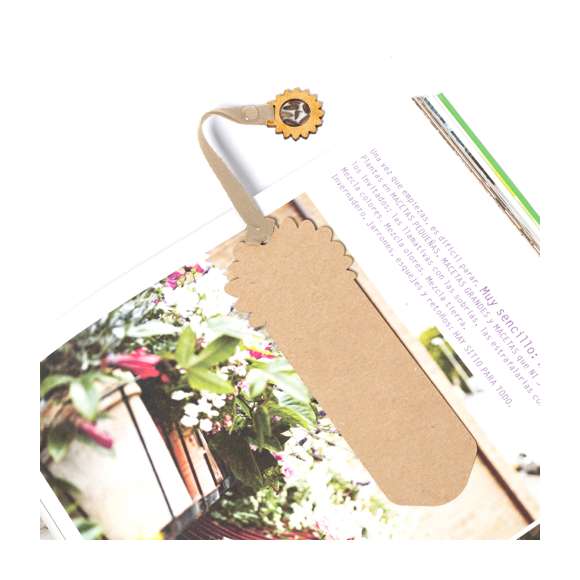 Práctico marcapáginas elaborado en cartón reciclado, con un diseño en forma de flecha y un cordón negro que facilita la búsqueda. En el extremo del cordón, incorpora una original cápsula con semillas de girasol.El cartón reciclado proviene del reaprovechamiento de excedente de fabricaciones y reciclaje de papel en el final de su vida útil, convirtiéndose en un lienzo ecológico y sostenible.