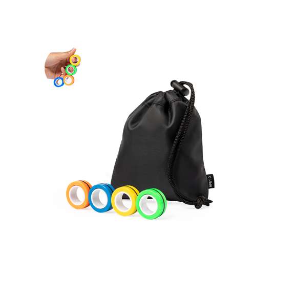 Original antiestrés en forma de anillos. Cuenta con cuatro piezas de colores con imanes para poder juntar y separar tantas veces como se quiera, liberando tensión gracias a su característico movimiento circular. Además, ofrecen la posibilidad de usarlos como spinner, ya sea juntos o por separado. Presentado individualmente en bolsa reciclada de RPET.