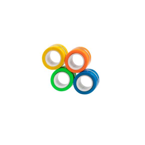 Original antiestrés en forma de anillos. Cuenta con cuatro piezas de colores con imanes para poder juntar y separar tantas veces como se quiera, liberando tensión gracias a su característico movimiento circular. Además, ofrecen la posibilidad de usarlos como spinner, ya sea juntos o por separado. Presentado individualmente en bolsa reciclada de RPET.