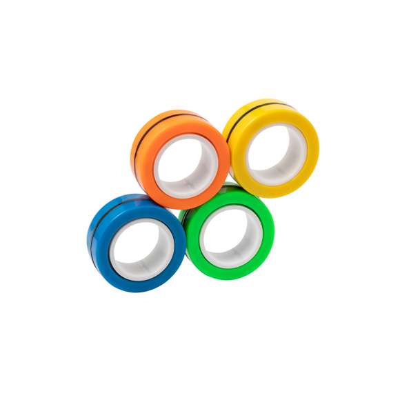 Original antiestrés en forma de anillos. Cuenta con cuatro piezas de colores con imanes para poder juntar y separar tantas veces como se quiera, liberando tensión gracias a su característico movimiento circular. Además, ofrecen la posibilidad de usarlos como spinner, ya sea juntos o por separado. Presentado individualmente en bolsa reciclada de RPET.