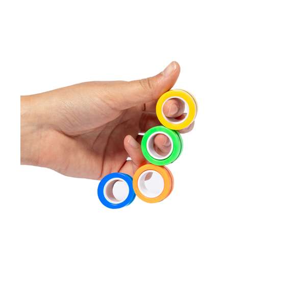 Original antiestrés en forma de anillos. Cuenta con cuatro piezas de colores con imanes para poder juntar y separar tantas veces como se quiera, liberando tensión gracias a su característico movimiento circular. Además, ofrecen la posibilidad de usarlos como spinner, ya sea juntos o por separado. Presentado individualmente en bolsa reciclada de RPET.