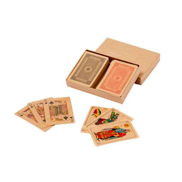 Set de baraja española y baraja francesa, fabricadas en resistente cartón reciclado. Baraja española con 50 naipes y baraja francesa con 54 naipes, presentadas en estuche de cartón acabado kraft con tapadera.