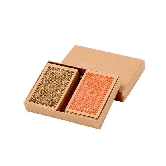 Set de baraja española y baraja francesa, fabricadas en resistente cartón reciclado. Baraja española con 50 naipes y baraja francesa con 54 naipes, presentadas en estuche de cartón acabado kraft con tapadera.