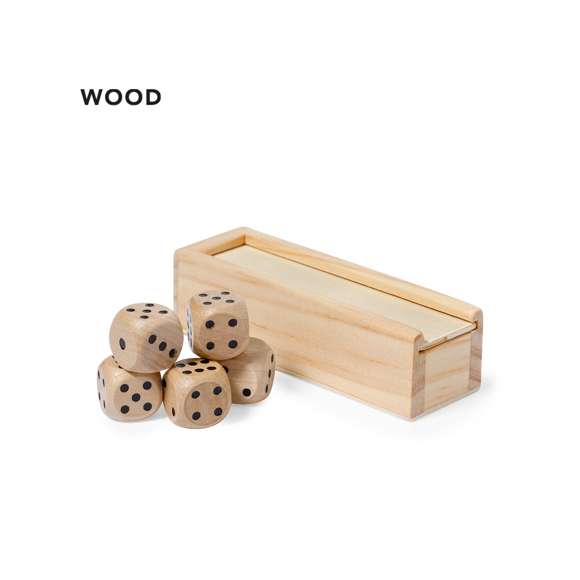 Juego de dados elaborado en madera de acabado natural. Este conjunto incluye cinco dados de seis caras, que vienen presentados en un estuche de madera con tapadera deslizante y en una bolsa individual reciclada.