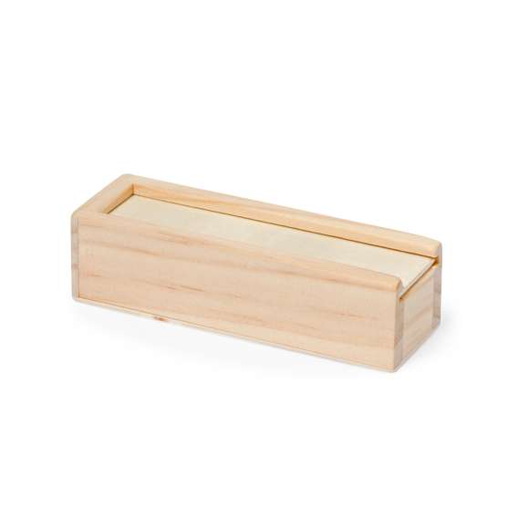 Juego de dados elaborado en madera de acabado natural. Este conjunto incluye cinco dados de seis caras, que vienen presentados en un estuche de madera con tapadera deslizante y en una bolsa individual reciclada.
