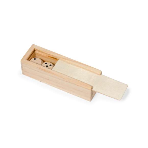Juego de dados elaborado en madera de acabado natural. Este conjunto incluye cinco dados de seis caras, que vienen presentados en un estuche de madera con tapadera deslizante y en una bolsa individual reciclada.