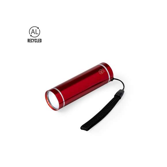 Resistente linterna fabricada en Aluminio Reciclado. Cuenta con 1 LED de alto poder de iluminación, un pulsador protegido con recubrimiento de goma y una cinta de transporte para mayor comodidad. Funciona con pilas: 3xAAA (no incluidas). Incluye logotipo Aluminio Reciclado en un lateral y está disponible en una variada gama de colores. Presentada en caja de diseño kraft.El Aluminio Reciclado es un material con posibilidades de reciclaje casi infinitas, sin perder sus propiedades originales y consumiendo menos energía en este proceso.Certificación GRS (Global Recycled Standard / Estándar de Reciclaje Global), que garantiza el origen reciclado del material usado para fabricar el producto.