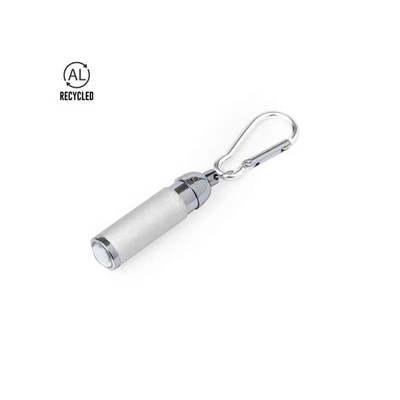 Llavero linterna con cuerpo fabricado en Aluminio Reciclado. Equipado con 1 LED de potencia, funciona con pilas de botón incluidas y cuenta con un enganche en forma de mosquetón del mismo color. Incluye logotipo Aluminio Reciclado en un lateral y está disponible en una variada gama de colores. Presentado en caja de diseño kraft.El Aluminio Reciclado es un material con posibilidades de reciclaje casi infinitas, sin perder sus propiedades originales y consumiendo menos energía en este proceso.Certificación GRS (Global Recycled Standard / Estándar de Reciclaje Global), que garantiza el origen reciclado del material usado para fabricar el producto.