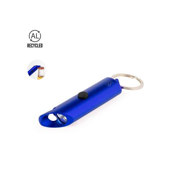 Resistente llavero abridor fabricado en Aluminio Reciclado. Este práctico accesorio cuenta con 3 luces LEDs alimentadas por pilas de botón incluidas. Su diseño incluye un abridor, ofreciendo versatilidad en un solo dispositivo. Incluye logotipo Aluminio Reciclado en un lateral y está disponible en una variada gama de colores. Presentada en caja de diseño kraft.El Aluminio Reciclado es un material con posibilidades de reciclaje casi infinitas, sin perder sus propiedades originales y consumiendo menos energía en este proceso.Certificación GRS (Global Recycled Standard / Estándar de Reciclaje Global), que garantiza el origen reciclado del material usado para fabricar el producto.