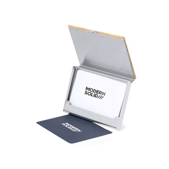 Elegante tarjetero fabricado en suave bambú, con tapas duras y cierre de presión. Destaca el detalle de bambú en la parte frontal y cuenta con un compartimento interior para almacenar tarjetas. Presentado en una bolsa individual de papel reciclado.Materiales como el bambú fomentan la utilización de materias primas naturales, reduciendo las emisiones contaminantes. Proviene de una planta de gran resistencia y versatilidad, con crecimiento y regeneración rápidos, siendo una excelente alternativa al uso de madera tradicional.