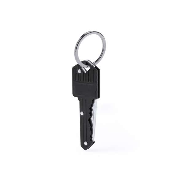 Distinguida navaja en forma de llave fabricada en aluminio y acero inox. Con anilla para llavero y hoja plegable. Presentada individualmente en caja kraft.