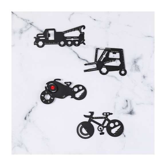 Original y práctica multiherramienta en acero inox con forma de motocicleta. Con 11 funciones, entre otras: llave para tuercas hexagonales en varios tamaños y abrebotellas. Además, con linterna de 1 LED alimentada por pila de botón. Presentado en bolsa de papel reciclada.