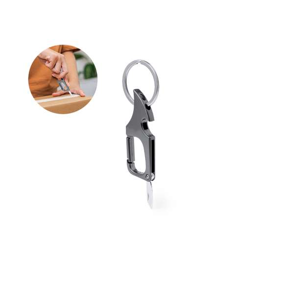Práctico llavero abridor metálico. Con anilla para llavero y mosquetón para un rápido enganche. Con abrebotellas en uno de sus extremos, incorpora un pequeño cuchillo de acero inox en el extremo opuesto, ideal para abrir cartas, paquetes, etc. En elegante color negro metalizado y presentado en bolsa de papel reciclada.