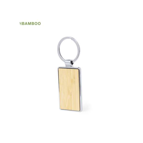 Elegante llavero fabricado en bambú y metal cromado. Con amplia superficie de marcaje y disponible en formato rectangular o redondo. Especialmente diseñado para grabado a láser. Presentado en bolsa de papel reciclado. Materiales como el bambú fomentan la utilización de materias primas naturales, reduciendo las emisiones contaminantes. Proviene de una planta de gran resistencia y versatilidad, con crecimiento y regeneración rápidos, siendo una excelente alternativa al uso de madera tradicional.